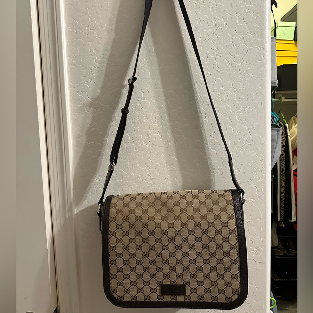 LARGE Gucci Flap Messenger Bag - Picture 3 of 7